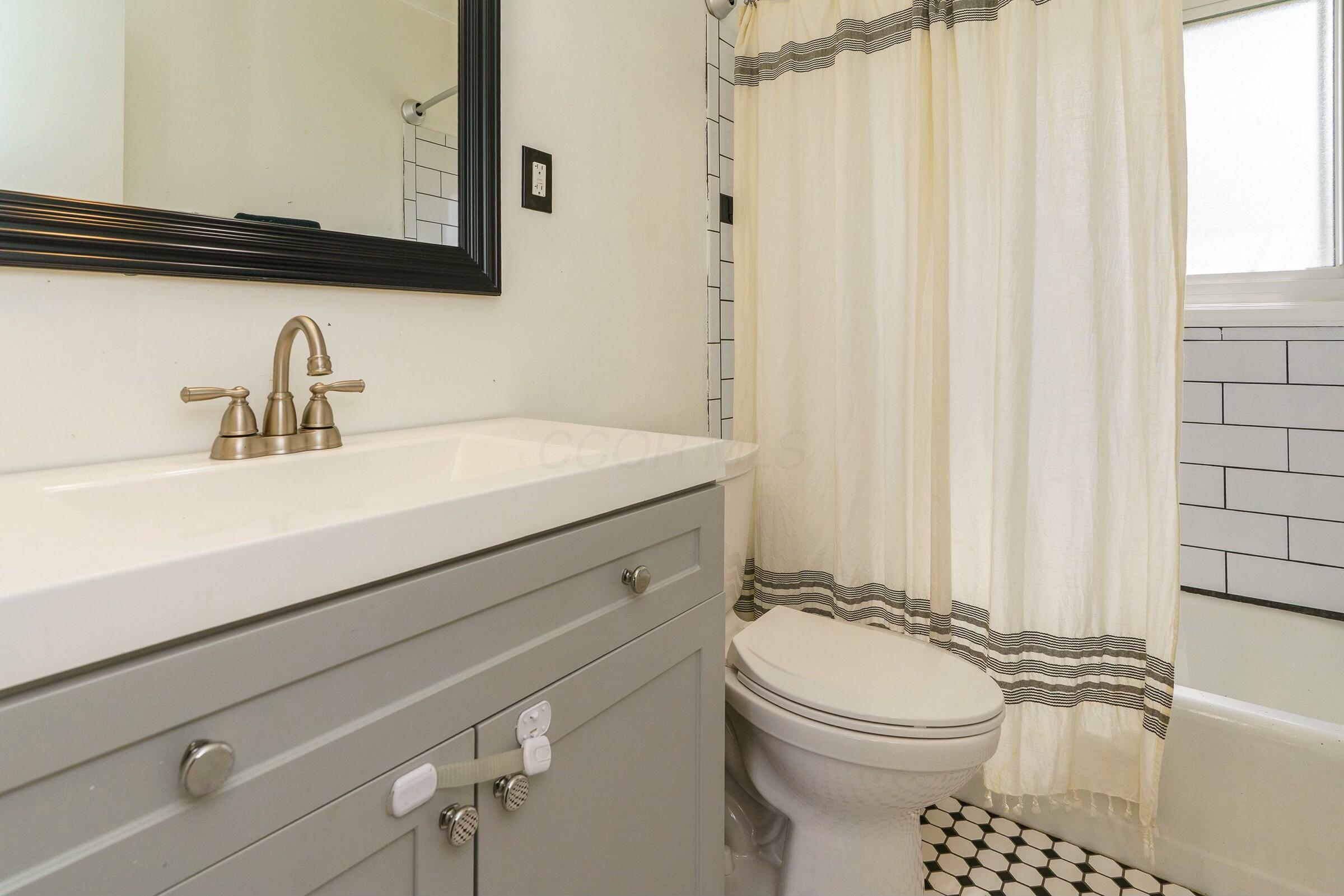 1777 Inchcliff Road Columbus, OH 43221 - Photo 18 of 30 Full Bathroom
