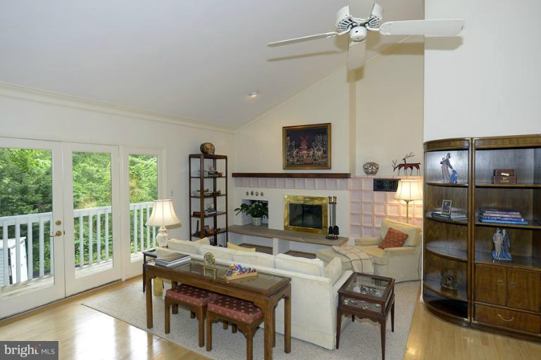 808 Towlston Road McLean, VA 22102 - Photo 6 of 13 Living Room