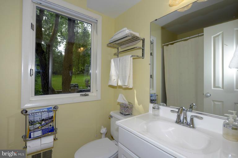 808 Towlston Road McLean, VA 22102 - Photo 10 of 13 Bath