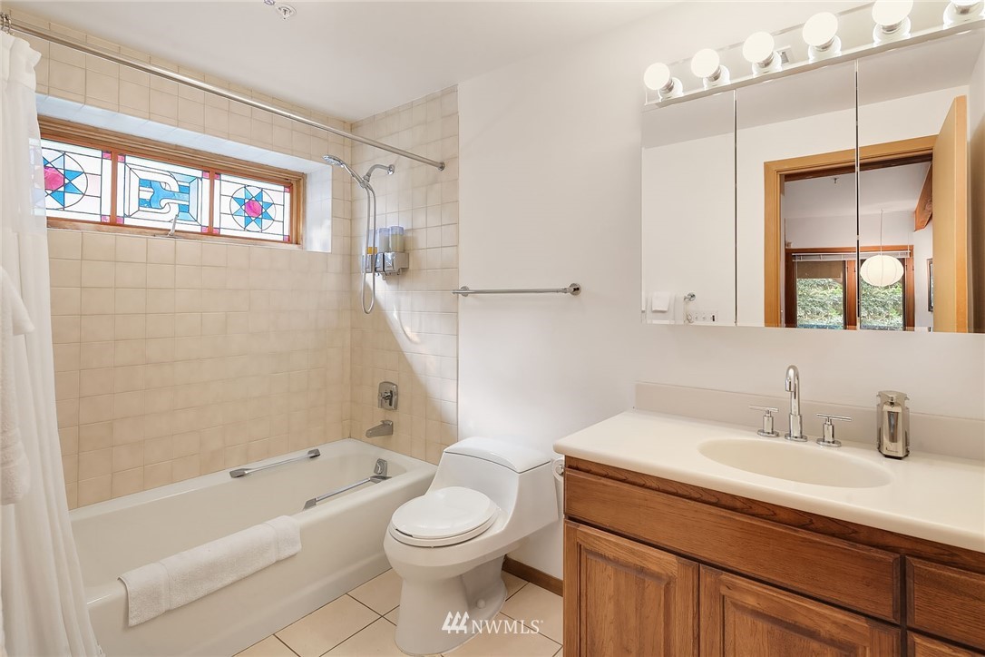 9246 Southwest Summerhurst Road Vashon, WA 98070 - Photo 22 of 38 Gallery Image 22