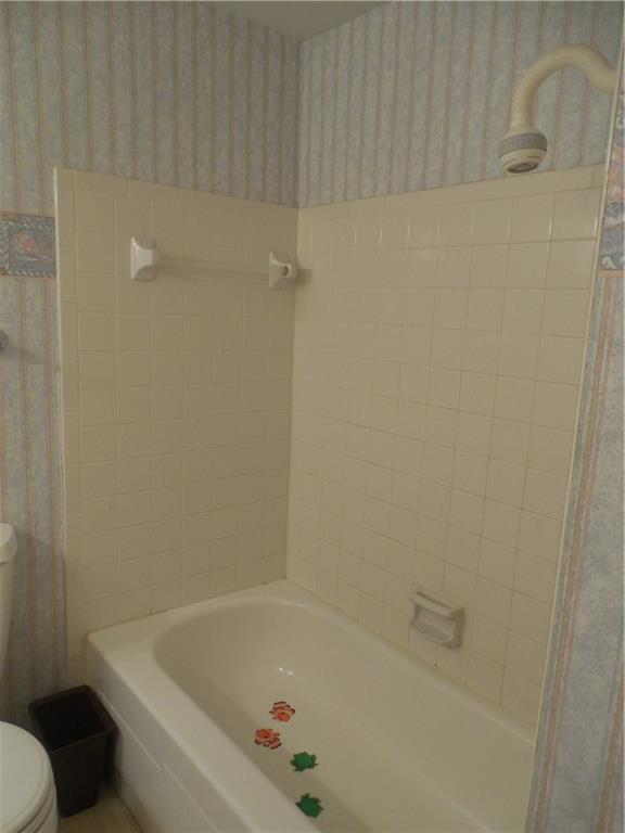 2114 Pendleton Drive Monroeville, PA 15146 - Photo 14 of 25 2nd floor full bath showing tub