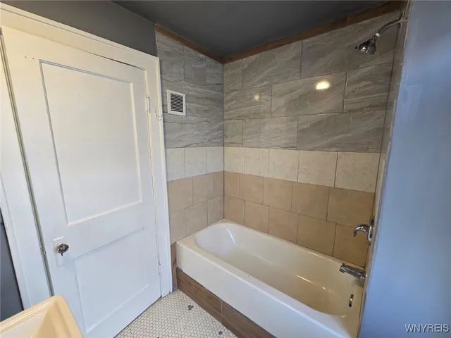 $900 | 693 Lasalle Avenue, Buffalo, NY 14215