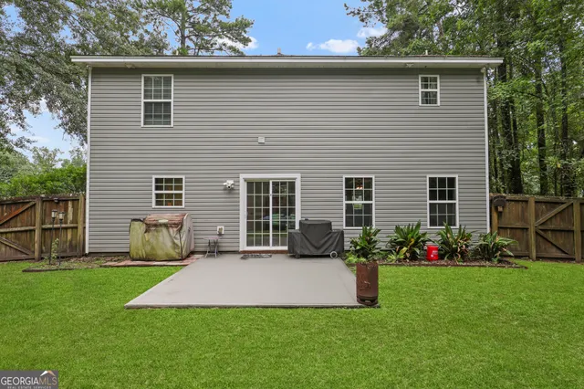 a view of a house with back yard