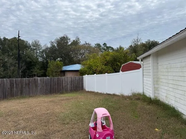 a view of a backyard