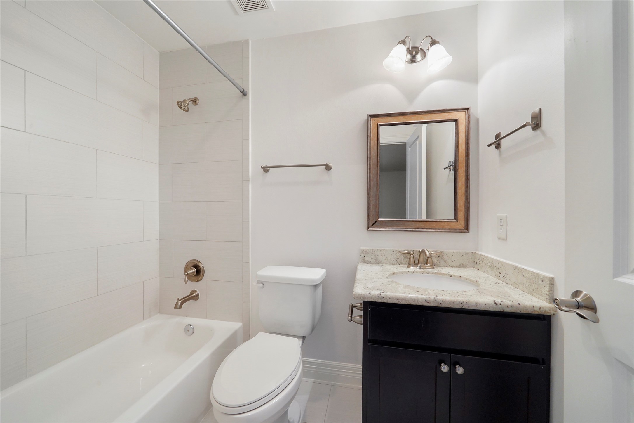 724 Link Road Houston, TX 77009 - Photo 20 of 20 Adjoining bath on the third floor