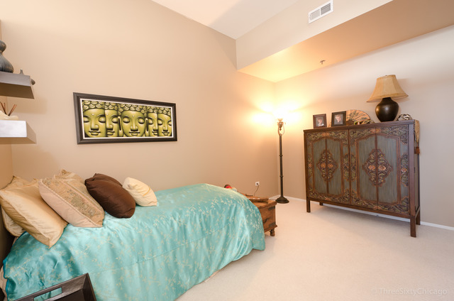 1201 West Adams Street, Unit 905 Chicago, IL 60607 - Photo 16 of 19 a bedroom with a bed and a painting on the wall