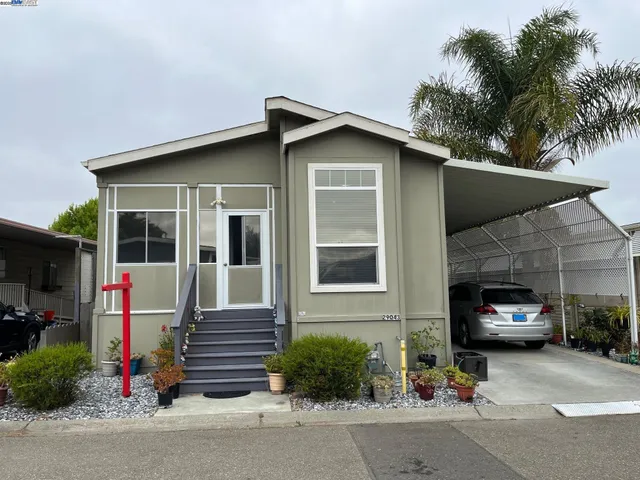 a view of a house front of house