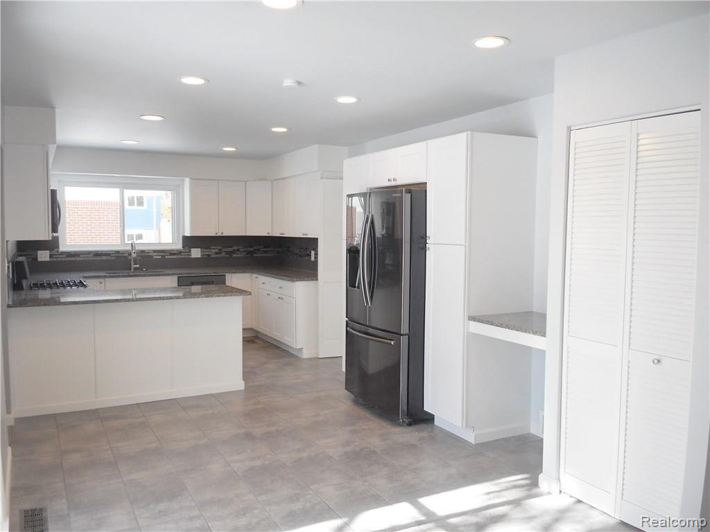21070 Andover Road Southfield, MI 48076 - Photo 8 of 30 21070 Andover Road_07.JPG