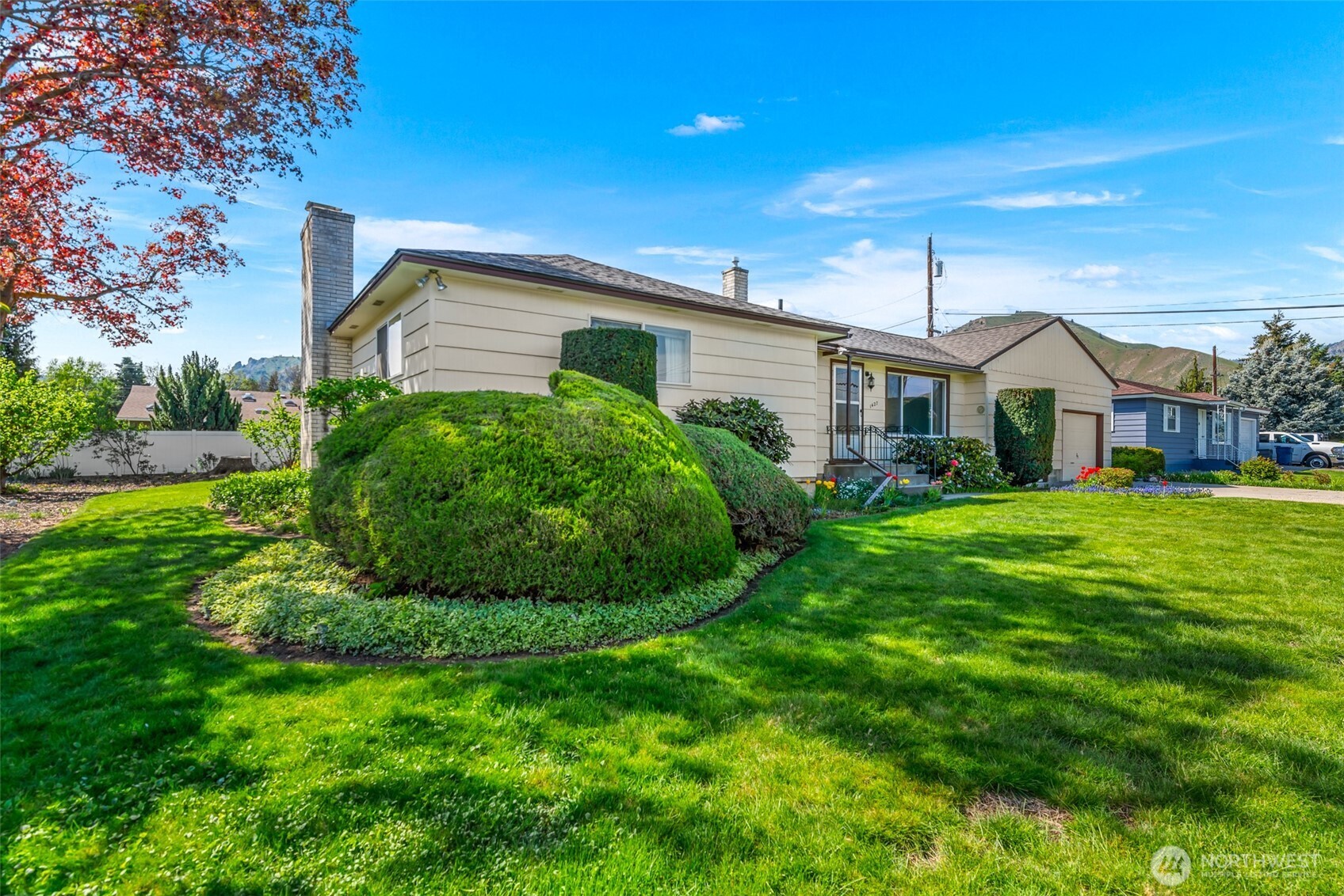 1427 2nd Street Wenatchee, WA 98801 - Photo 29 of 31 a front view of house with garden