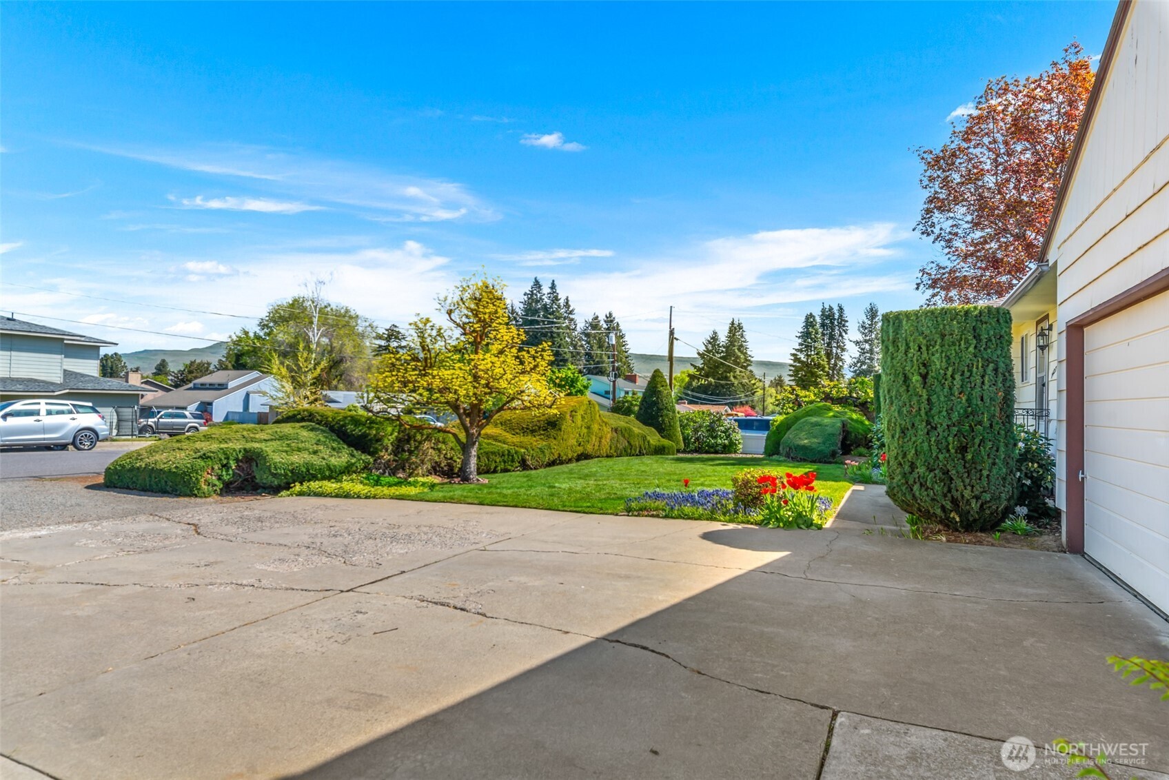1427 2nd Street Wenatchee, WA 98801 - Photo 31 of 31 a view of a garden with plants