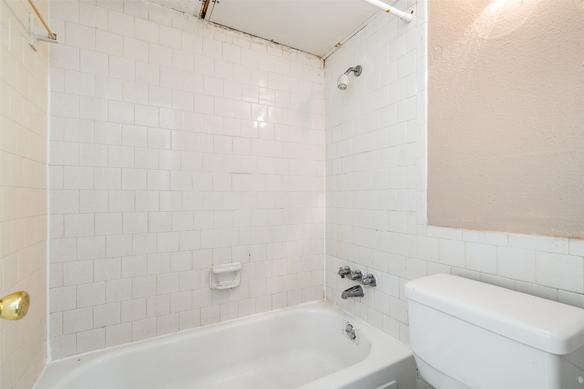 311 East 31st Street, Unit 107 Austin, TX 78705 - Photo 17 of 21 a bathroom with a bathtub and toilet
