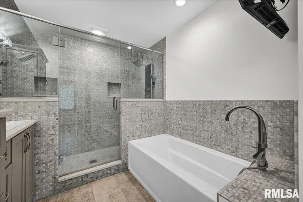 $525,000 | 9517 West Whittingham Point, Mapleton, IL 61547