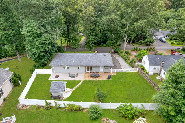 $449,000 | 90 Cedar Hill Road, Guilford, CT 06437