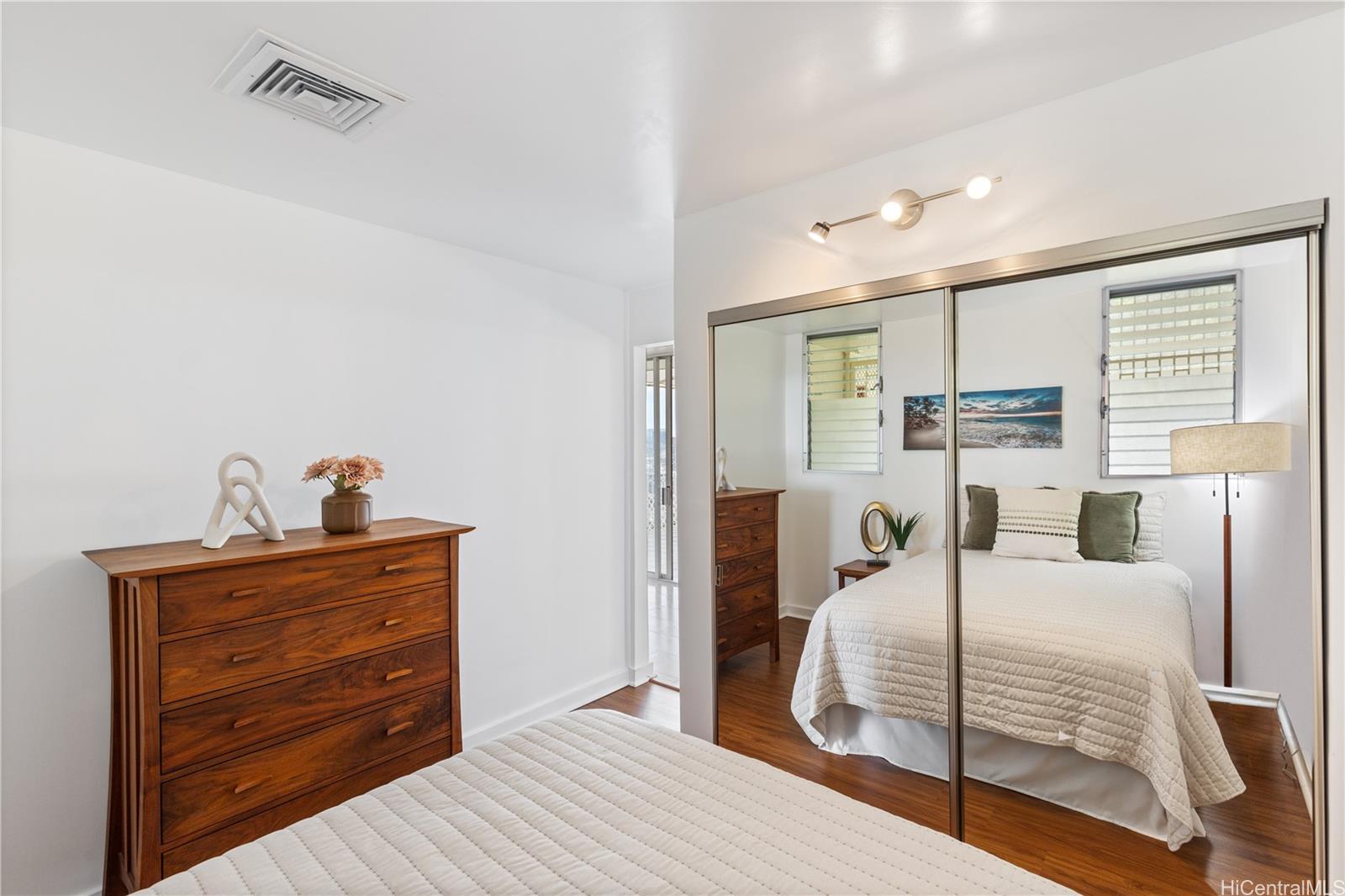 666 Prospect Street, Unit PH B Honolulu, HI 96813 - Photo 19 of 24 a bedroom with a bed and a dresser