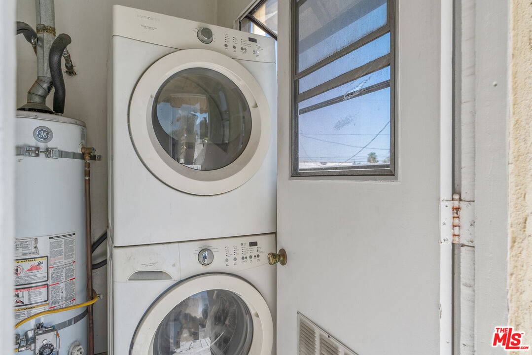 458 North Genesee Avenue Los Angeles, CA 90036 - Photo 15 of 38 a utility room with dryer and washer