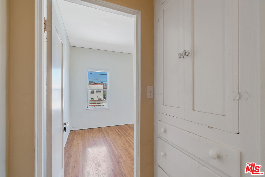 458 North Genesee Avenue Los Angeles, CA 90036 - Photo 20 of 38 a view of a hallway with closet area