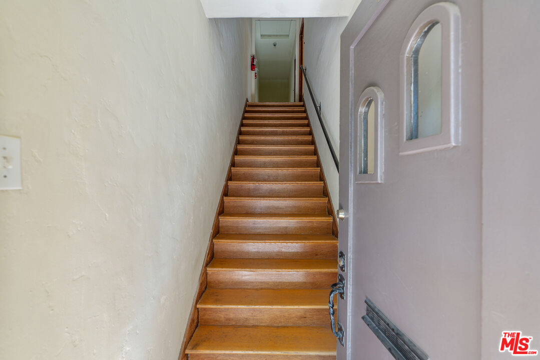 458 North Genesee Avenue Los Angeles, CA 90036 - Photo 2 of 38 a view of entryway