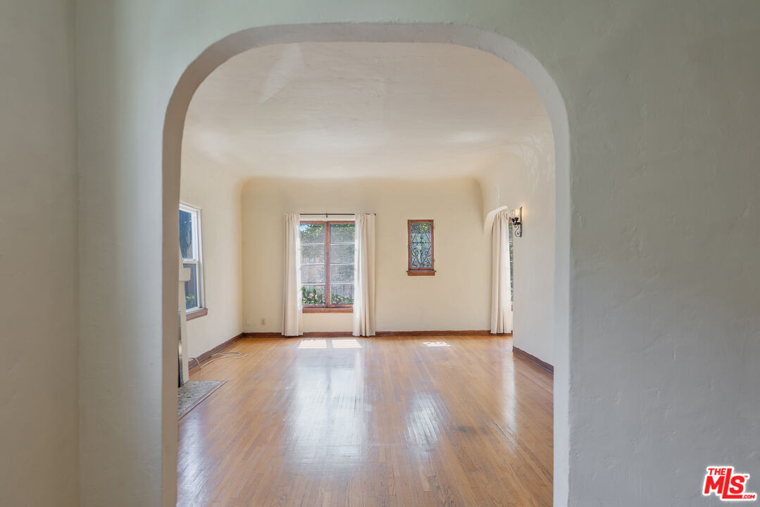 458 North Genesee Avenue Los Angeles, CA 90036 - Photo 29 of 38 a view of an empty room with wooden floor and a window