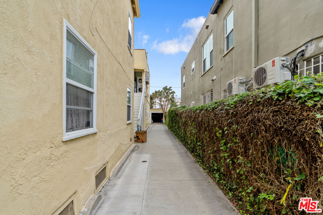 458 North Genesee Avenue Los Angeles, CA 90036 - Photo 32 of 38 a view of a pathway along the building