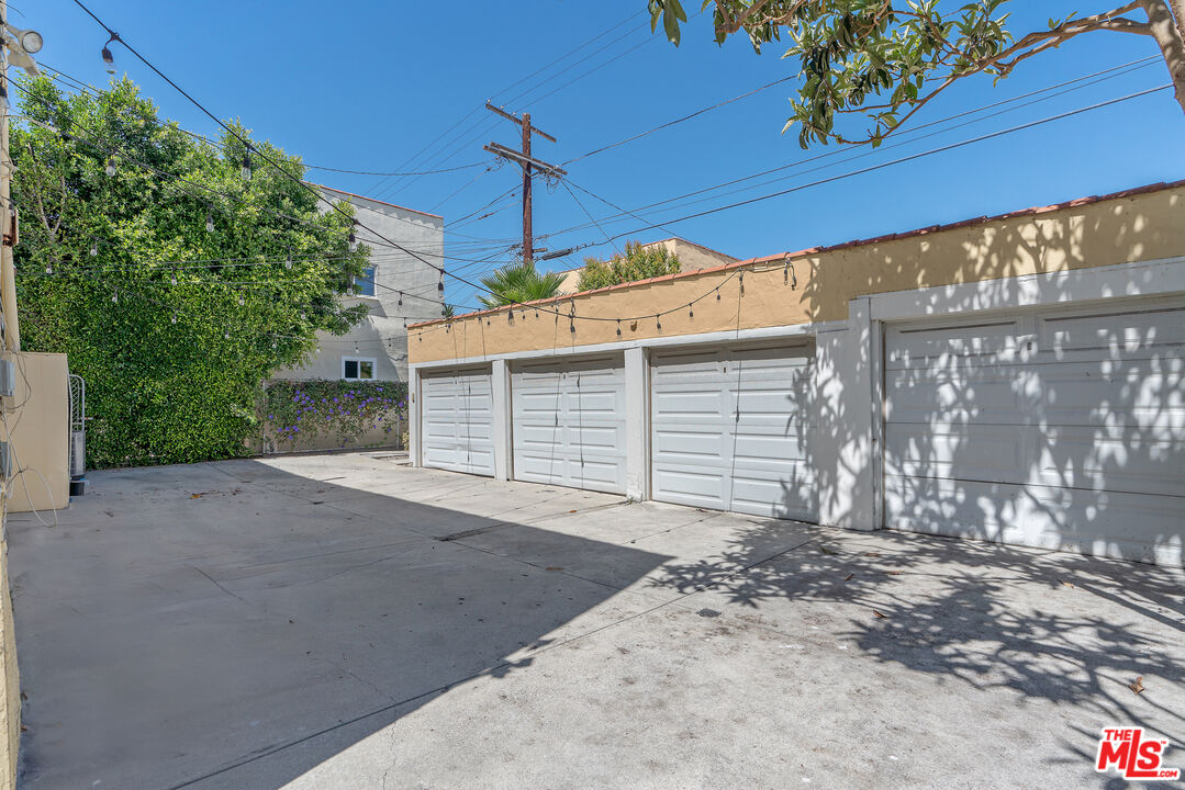 458 North Genesee Avenue Los Angeles, CA 90036 - Photo 33 of 38 a front view of a house with a yard