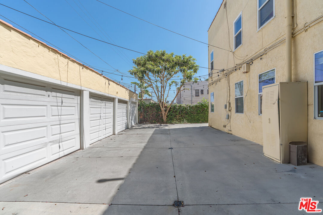 458 North Genesee Avenue Los Angeles, CA 90036 - Photo 35 of 38 a view of a street with a garage