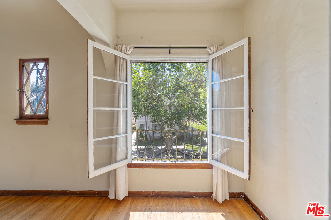 458 North Genesee Avenue Los Angeles, CA 90036 - Photo 5 of 38 a view of front door and bedroom