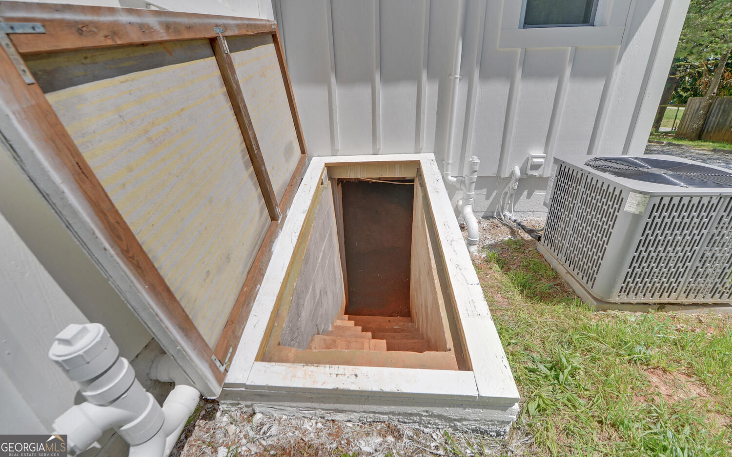 1867 Highway 197 Clarkesville, GA 30523 - Photo 23 of 27 Root cellar door