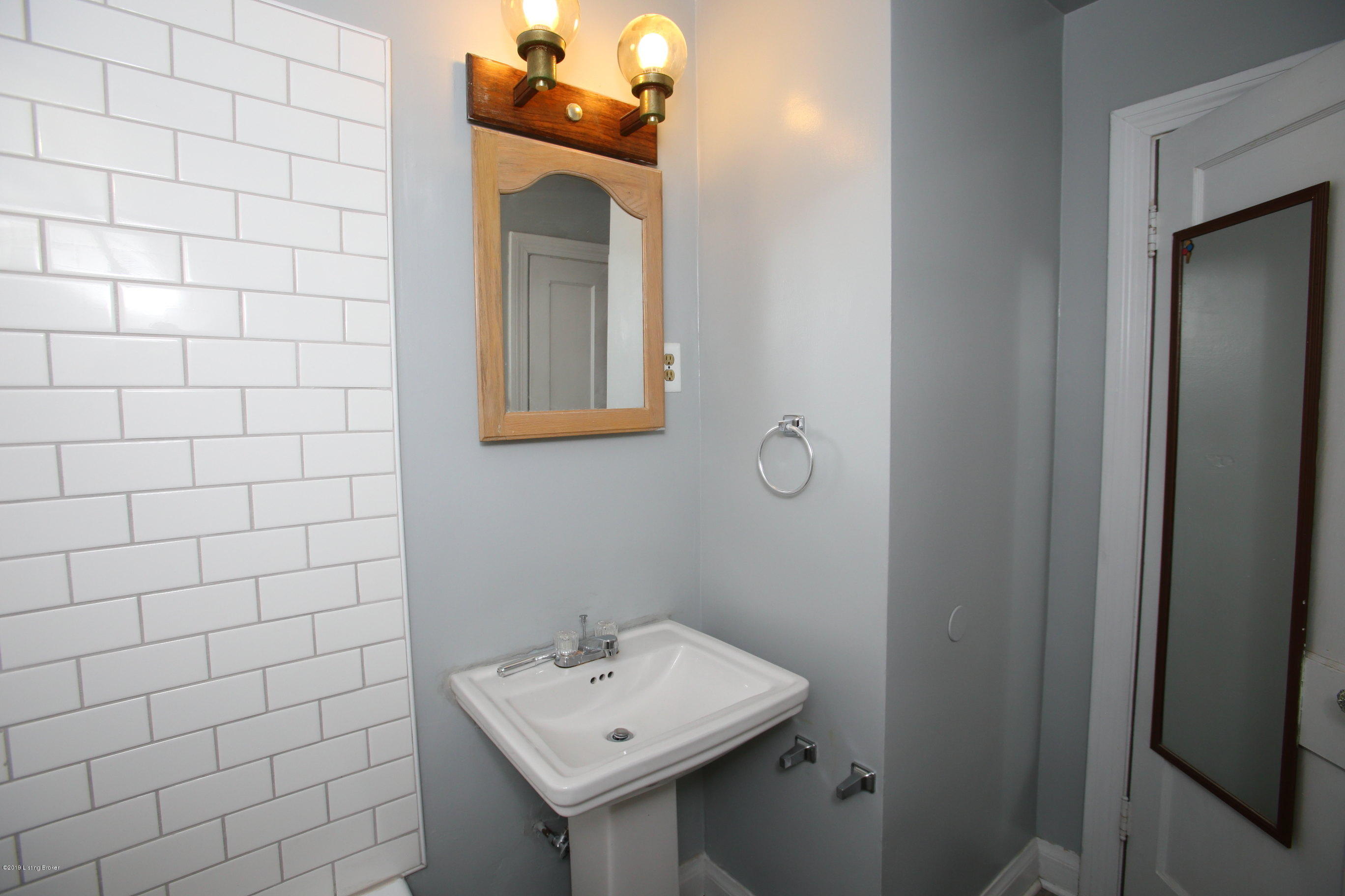 1139 Rammers Avenue Louisville, KY 40204 - Photo 23 of 31 Full Bath