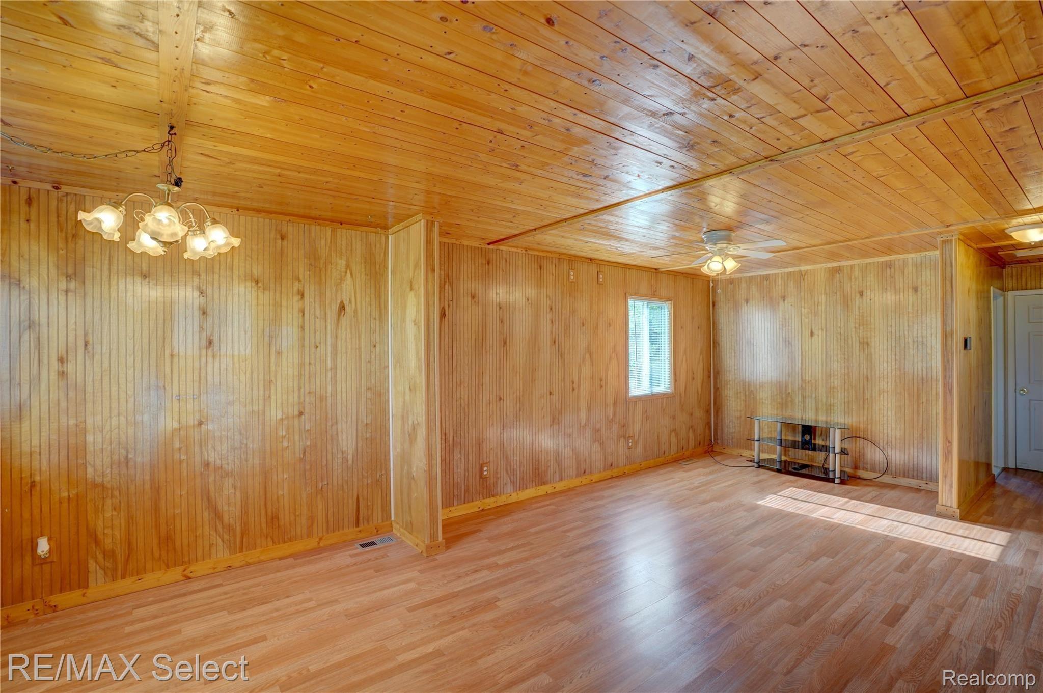 1477 East Judd Road Burton, MI 48529 - Photo 7 of 24 1477 E Judd Road 17.jpg