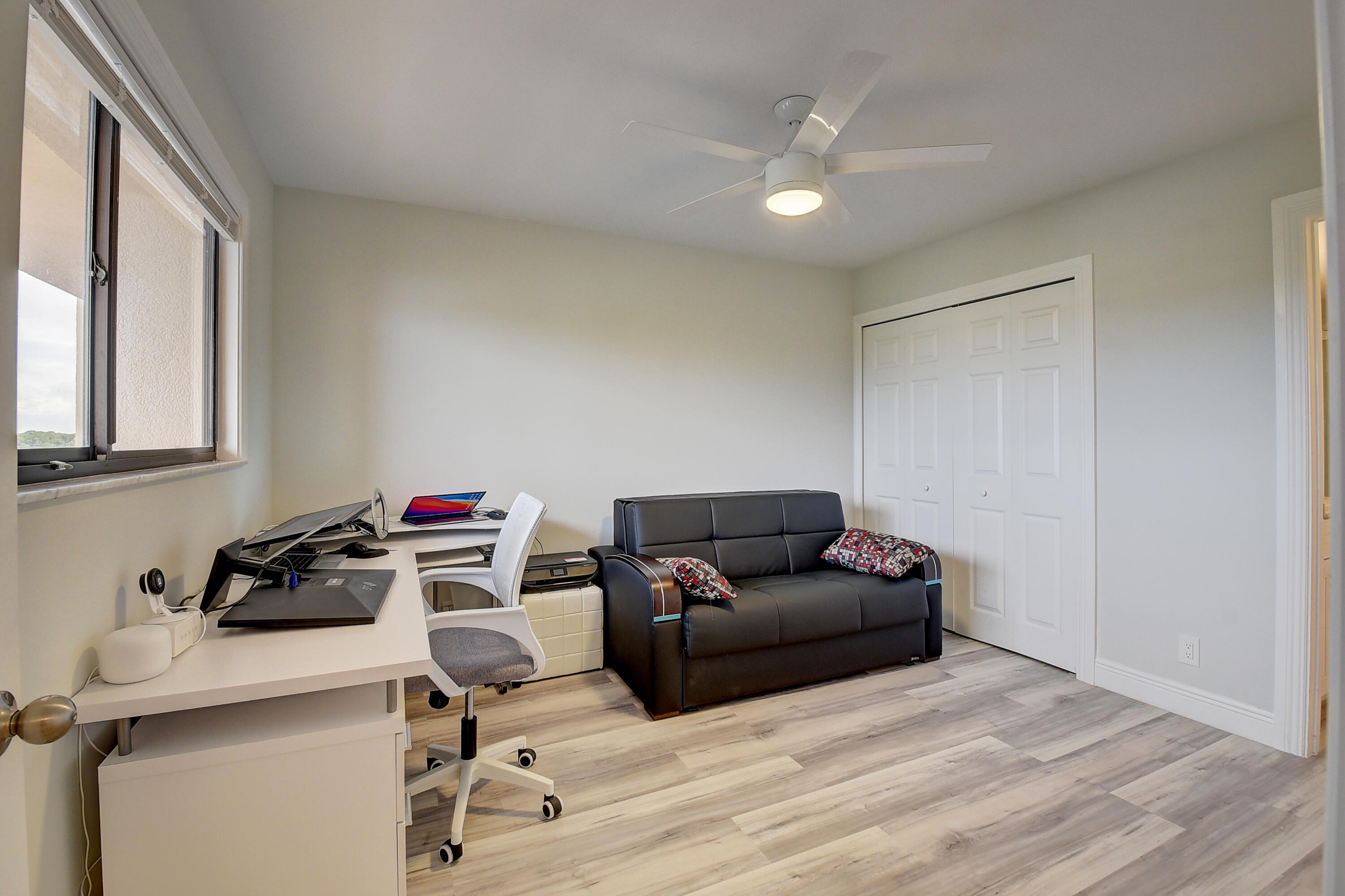 7076 Huntington Lane, Unit 507 Delray Beach, FL 33446 - Photo 21 of 48 a livingroom with workspace and a couch