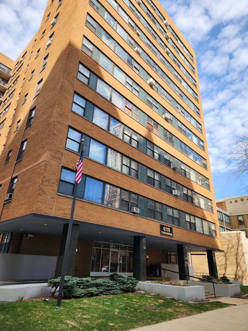 6118 North Sheridan Road, Unit 1206 Chicago, IL 60660 - Photo 1 of 9 a front view of a building