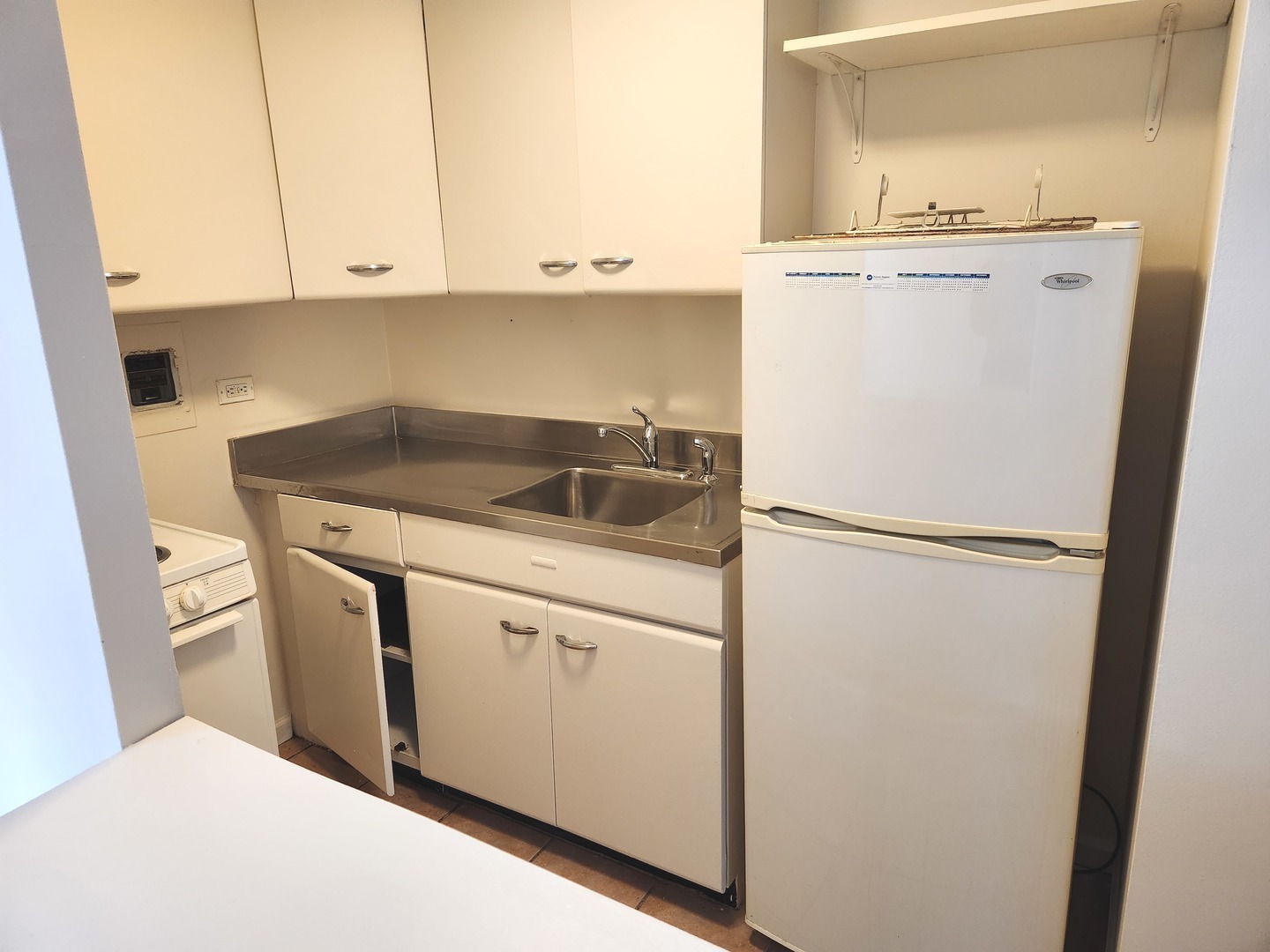 6118 North Sheridan Road, Unit 1206 Chicago, IL 60660 - Photo 4 of 9 a utility room with dryer and washer