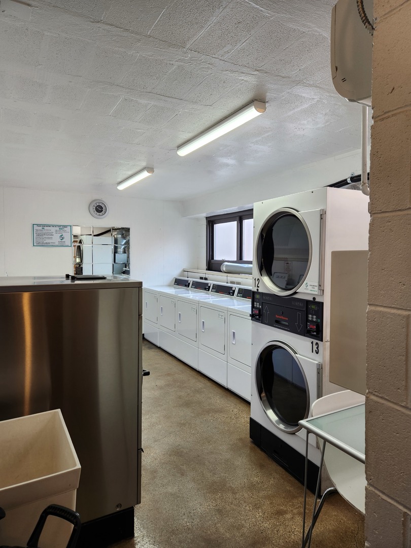 6118 North Sheridan Road, Unit 1206 Chicago, IL 60660 - Photo 8 of 9 a view of livingroom with washer and dryer