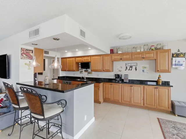 $400,000 | 800 Jeffery Street, Unit 102, Boca Raton, FL 33487