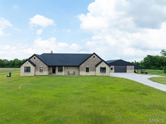 $890,000 | 27650 Iowa Road, Perry, MO 63462