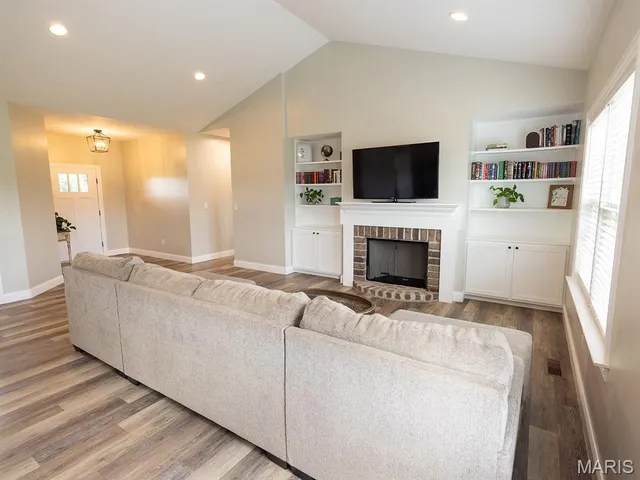 $890,000 | 27650 Iowa Road, Perry, MO 63462