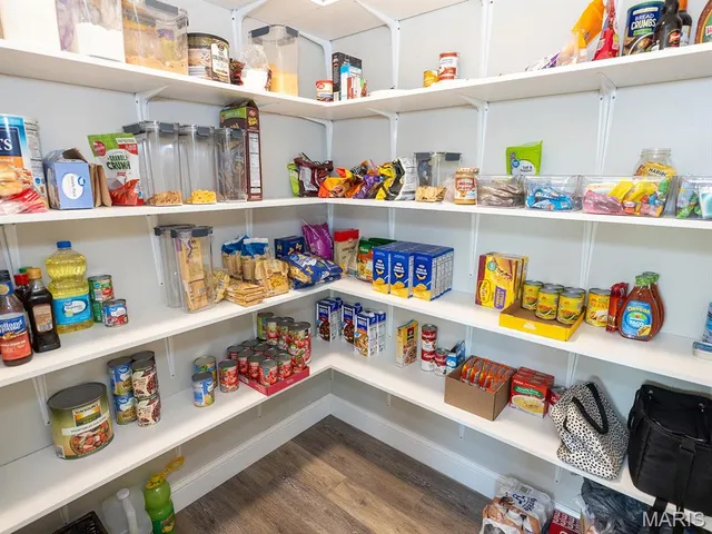 $890,000 | 27650 Iowa Road, Perry, MO 63462