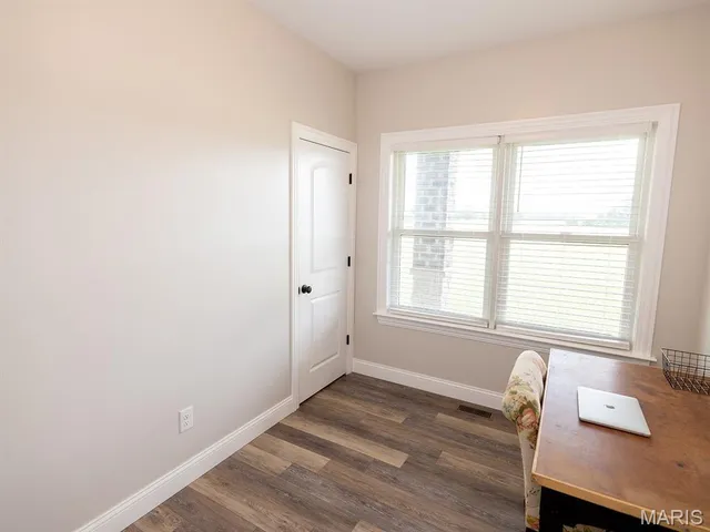 $890,000 | 27650 Iowa Road, Perry, MO 63462