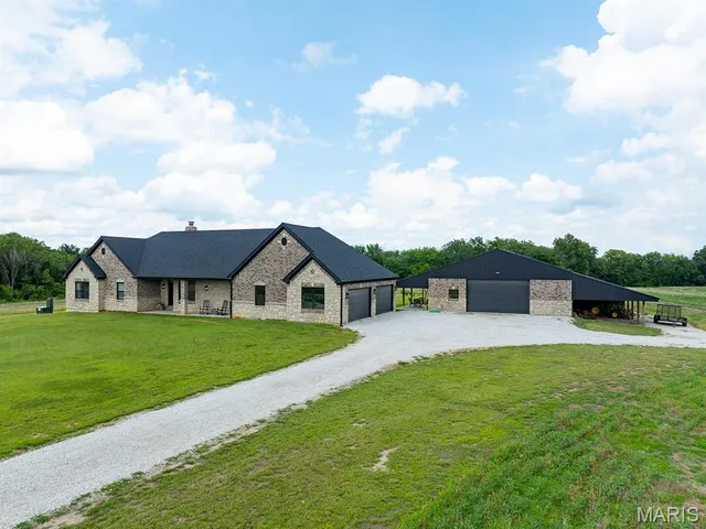 $890,000 | 27650 Iowa Road, Perry, MO 63462