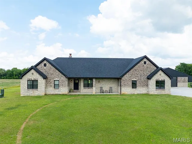 $890,000 | 27650 Iowa Road, Perry, MO 63462