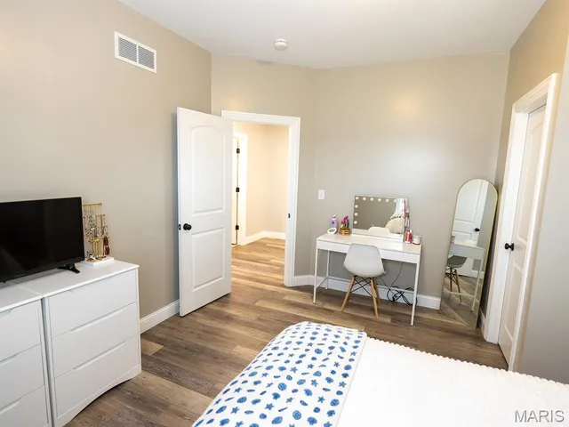 $890,000 | 27650 Iowa Road, Perry, MO 63462