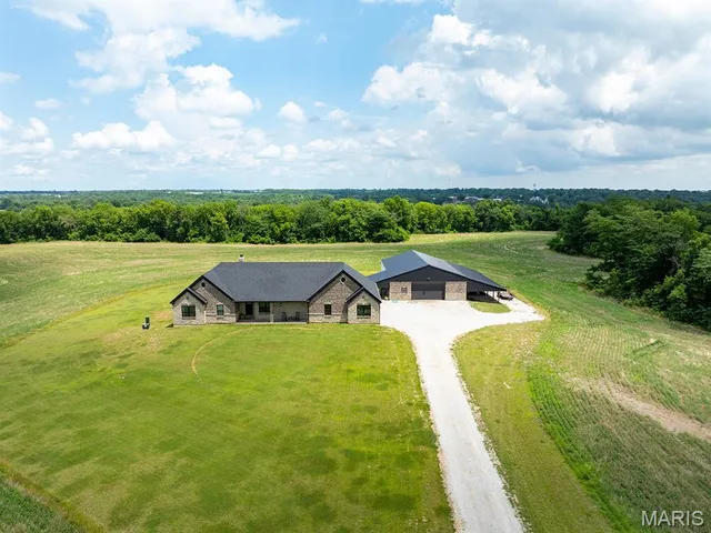$890,000 | 27650 Iowa Road, Perry, MO 63462