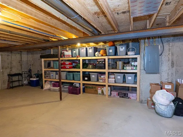 $890,000 | 27650 Iowa Road, Perry, MO 63462