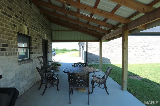 $890,000 | 27650 Iowa Road, Perry, MO 63462