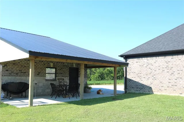 $890,000 | 27650 Iowa Road, Perry, MO 63462