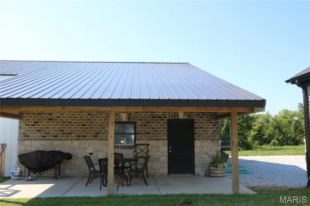 $890,000 | 27650 Iowa Road, Perry, MO 63462