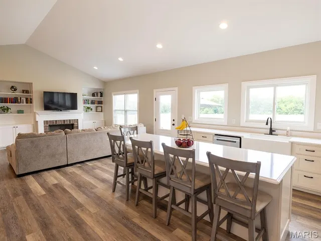 $890,000 | 27650 Iowa Road, Perry, MO 63462