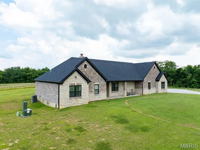 $890,000 | 27650 Iowa Road, Perry, MO 63462