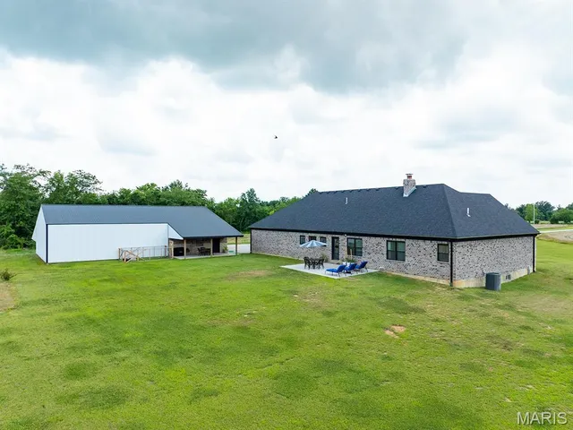 $890,000 | 27650 Iowa Road, Perry, MO 63462