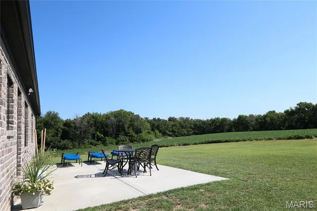 $890,000 | 27650 Iowa Road, Perry, MO 63462